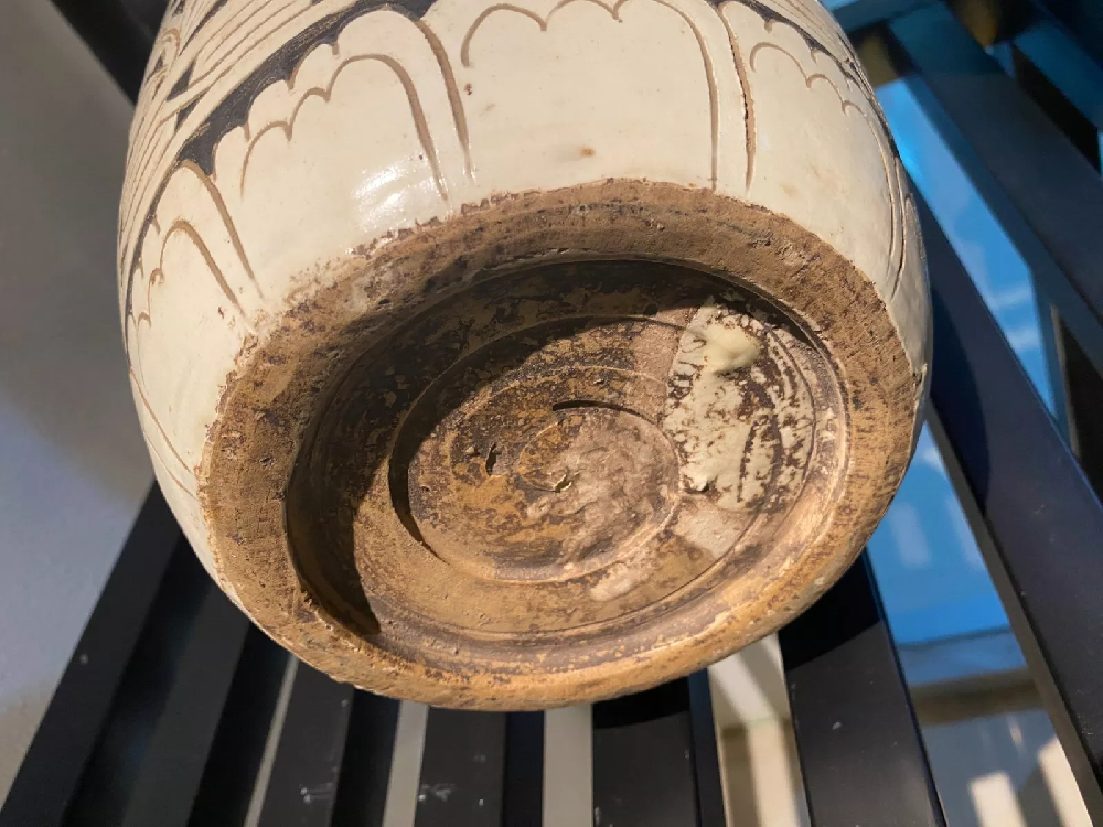 Rare 16th-Century Chinese Porcelain Vase: A Precious Masterpiece of 16th C Art ​